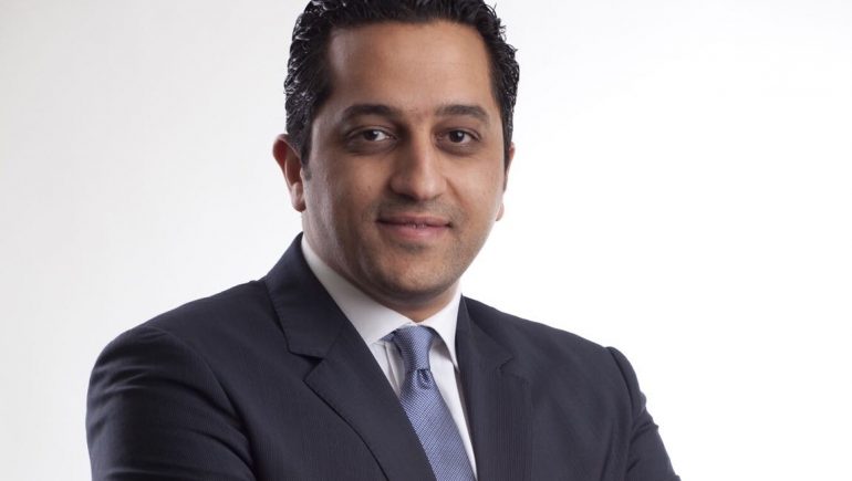 وانتهت الشركة من التعاقد المطورين المشاركين فى المعارض والتى ستنظم برعاية رئاسة مجلس الوزراء المصرى ووزارتى الإسكان والهجرة.  قال الدكتور باسم كليلة رئيس مجلس إدارة شركة “إكسبو ريبابليك” إن الدورة الجديدة لمعارض النيل من المزمع انطلاقها خلال الربع اﻷول من العام الجارى فى 3 مدن خليجية بأوقات متقاربة وهى الرياض فى يناير الجارى تليها دبى فى فبراير والكويت مارس المقبل.  أضاف لـ”البورصة” أن وزارة الإسكان ستحصل على جناح بالمعرض للترويج للعقار المصرى والفرص الاستثمارية المتاحة فى 14 مدينة جديدة ضمن مدن الجيل الرابع أبرزها العاصمة اﻹدارية والعلمين الجديدة والمنصورة الجديدة بجانب المشروعات السكنية فى منطقة غرب القاهرة.  أوضح كليلة أن مساحة العرض فى كل دولة 2000 متر مقسمة لمساحات متساوية لكل شركة تبلغ 50 مترًا تسلم للمطور مجهزة بالكامل وبشاشات العرض.  أشار إلى أن المعارض العقارية مازالت فرصة جيدة لتصدير العقار وعرض الرؤى المختلفة التى تعكس صورة المشروعات التنموية العمرانية فى إطار استراتيجية التنمية المستدامة 2030 واستجابة لطلبات المصريين بالخارج لامتلاك عقار بالوطن وتمثل أداة ترويجية لوضع مصر على الخريطة الإقليمية والدولية فيما يتعلق بسوق العقارات.  وقال إن شركات التطوير العقارى مطالبة بتقديم أفكاراً جديدة فى منتجها العقارى بتلك المعارض لتتمكن من جذب المستثمر الأجنبى للعقار المصرى وإيجاد ميزة تنافسية بين الدول المحيطة .  أضاف كليلة أن هناك منافسة كبيرة للسوق العقارية المصرية والمطور العقارى لابد أن يحصل على تسهيلات بالمعارض العقارية بالخارج للترويج لمنتجه ولإنجاح مبادرة تصدير العقار.  أوضح أن الاستثمار العقارى يعد واحدًا من أهم مصادر الدخل خاصة أن مصر من أكثر الأسواق الجاذبة للاستثمار فى ظل ما تمتلكه من مشروعات ضخمة مقارنة بباقى دول المنطقة ووفرة الأراضى والخدمات المميزة خاصة فى المدن الجديدة.  أشار إلى أن تصدير العقار يعد إضافة كبيرة للقطاع العقارى بصفة خاصة وللاقتصاد المصرى بصفة عامة بجانب توفيره عملة صعبة من العملاء الأجانب.  وقال إن السوق المحلى يعتمد فى مبيعاته العقارية على أكثر من 90% من العملاء المصريين و10% فقط للأجانب مقابل اعتماد الأسواق بالخارج على 25% من مبيعاتها للأجانب.  أضاف أن الدولة اتخذت حزمة إجراءات لتشجيع تصدير العقار وعلى رأسها قانون منح الإقامة للأجانب مقابل شراء عقار.  وذكر كليلة أن المبادرة التى أطلقتها الحكومة والبنك المركزى لتمويل وحدات للأسر المتوسطة بقيمة 50 مليار جنيه ستعيد الحياة لسوق العقارات.  أوضح أن هدف معارض النيل العقارية هو جمع الشركات التى تمتلك حجم مشروعات ملائم فى صناعة العقار والخروج بهم خارج مصر.  أشار إلى أن المعرض يشهد تمثيل بنوك كبيرة وعدة شركات تمويل عقارى للتسهيل على المصريين لشراء عقار مناسب لهم بطرق تمويل سهلة ومُبسطة.